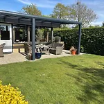 Ruhiger Nr 142 Bungalow, Strandnah Mit Grossen, Uneinsehbaren Garten, Terrassenueberdachung * Sint Maartensvlotbrug