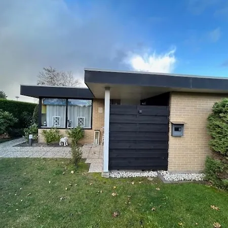 Moderner Gepflegter Nr 142 Ruhiger Bungalow, Strandnah Mit Grossen, Uneinsehbaren Garten, Terrassenueberdachung Sint Maartensvlotbrug