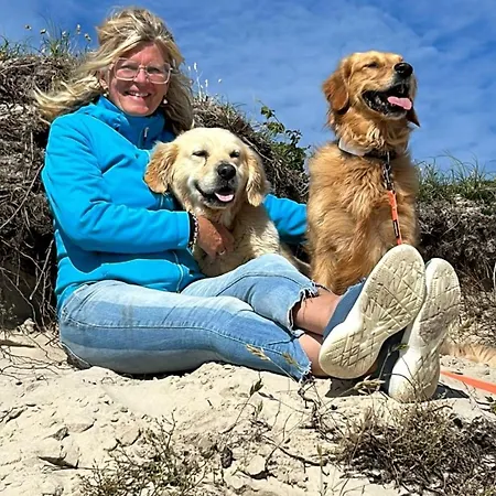 Moderner Gepflegter Nr 142 Ruhiger Bungalow, Strandnah Mit Grossen, Uneinsehbaren Garten, Terrassenueberdachung