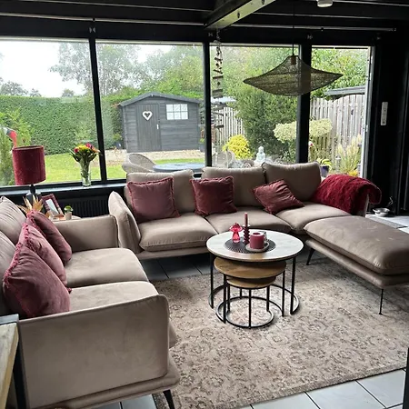 Moderner Gepflegter Nr 142 Ruhiger Bungalow, Strandnah Mit Grossen, Uneinsehbaren Garten, Terrassenueberdachung * Sint Maartensvlotbrug