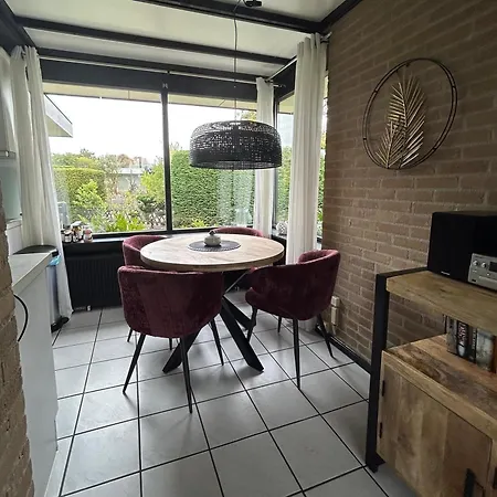 Moderner Gepflegter Nr 142 Ruhiger Bungalow, Strandnah Mit Grossen, Uneinsehbaren Garten, Terrassenueberdachung