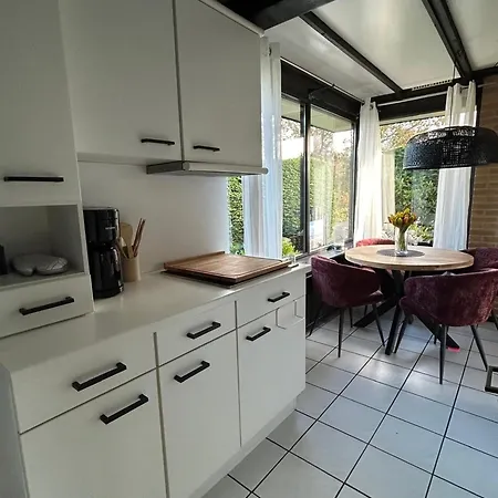 Moderner Gepflegter Nr 142 Ruhiger Bungalow, Strandnah Mit Grossen, Uneinsehbaren Garten, Terrassenueberdachung *