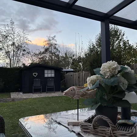 Nyaraló Moderner Gepflegter Nr 142 Ruhiger Bungalow, Strandnah Mit Grossen, Uneinsehbaren Garten, Terrassenueberdachung Sint Maartensvlotbrug