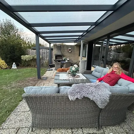 Moderner Gepflegter Nr 142 Ruhiger Bungalow, Strandnah Mit Grossen, Uneinsehbaren Garten, Terrassenueberdachung