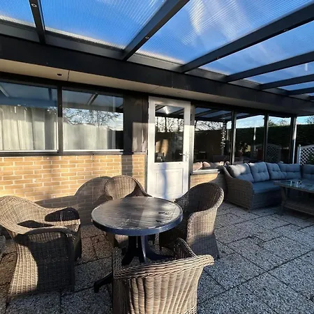 Moderner Gepflegter Nr 142 Ruhiger Bungalow, Strandnah Mit Grossen, Uneinsehbaren Garten, Terrassenueberdachung Sint Maartensvlotbrug