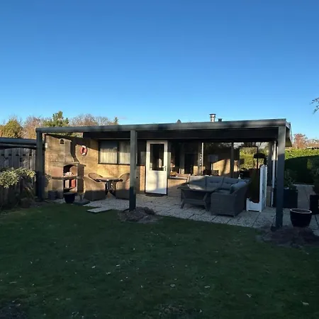 Moderner Gepflegter Nr 142 Ruhiger Bungalow, Strandnah Mit Grossen, Uneinsehbaren Garten, Terrassenueberdachung Prázdninový dům