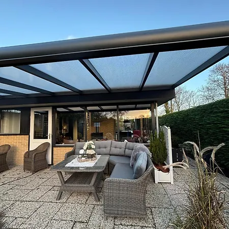 Moderner Gepflegter Nr 142 Ruhiger Bungalow, Strandnah Mit Grossen, Uneinsehbaren Garten, Terrassenueberdachung * Sint Maartensvlotbrug