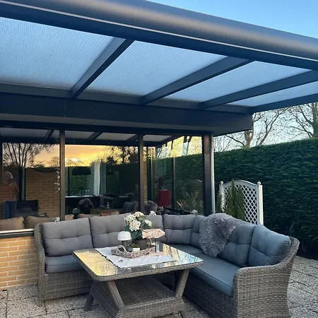 Moderner Gepflegter Nr 142 Ruhiger Bungalow, Strandnah Mit Grossen, Uneinsehbaren Garten, Terrassenueberdachung * Sint Maartensvlotbrug