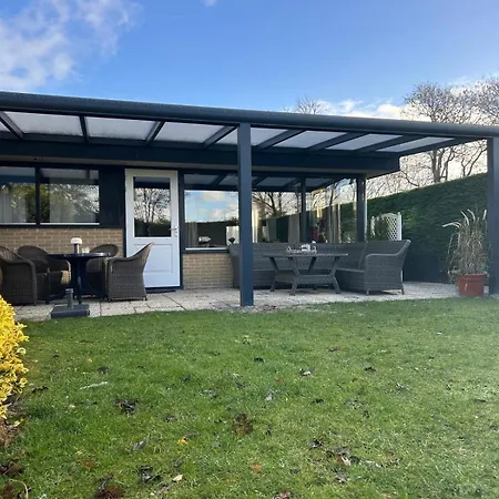 Moderner Gepflegter Nr 142 Ruhiger Bungalow, Strandnah Mit Grossen, Uneinsehbaren Garten, Terrassenueberdachung * Sint Maartensvlotbrug