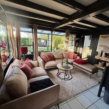 Moderner Gepflegter Nr 142 Ruhiger Bungalow, Strandnah Mit Grossen, Uneinsehbaren Garten, Terrassenueberdachung * Sint Maartensvlotbrug