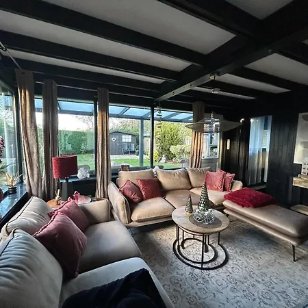 Moderner Gepflegter Nr 142 Ruhiger Bungalow, Strandnah Mit Grossen, Uneinsehbaren Garten, Terrassenueberdachung * Sint Maartensvlotbrug