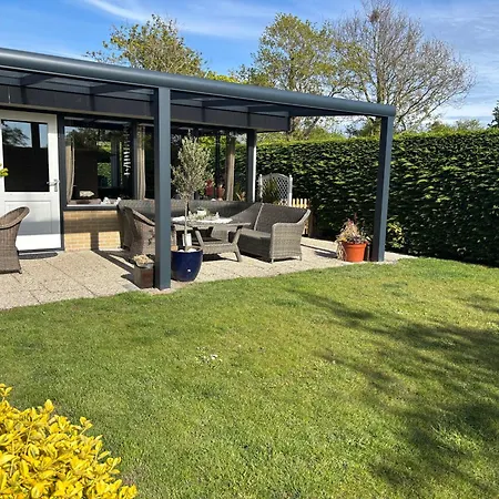 Ruhiger Nr 142 Bungalow, Strandnah Mit Grossen, Uneinsehbaren Garten, Terrassenueberdachung * Sint Maartensvlotbrug