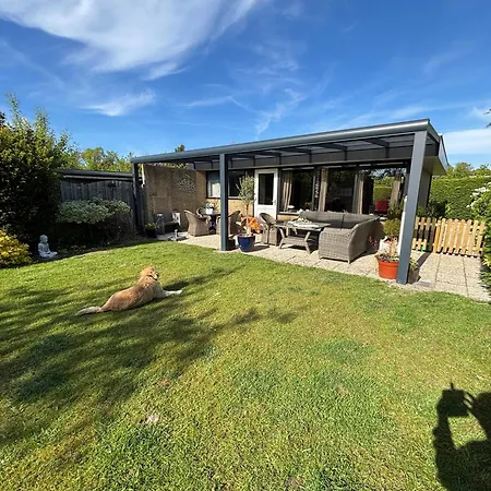 Ruhiger Nr 142 Bungalow, Strandnah Mit Grossen, Uneinsehbaren Garten, Terrassenueberdachung Дом отдыха