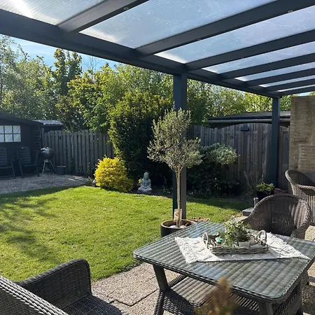 Ruhiger Nr 142 Bungalow, Strandnah Mit Grossen, Uneinsehbaren Garten, Terrassenueberdachung