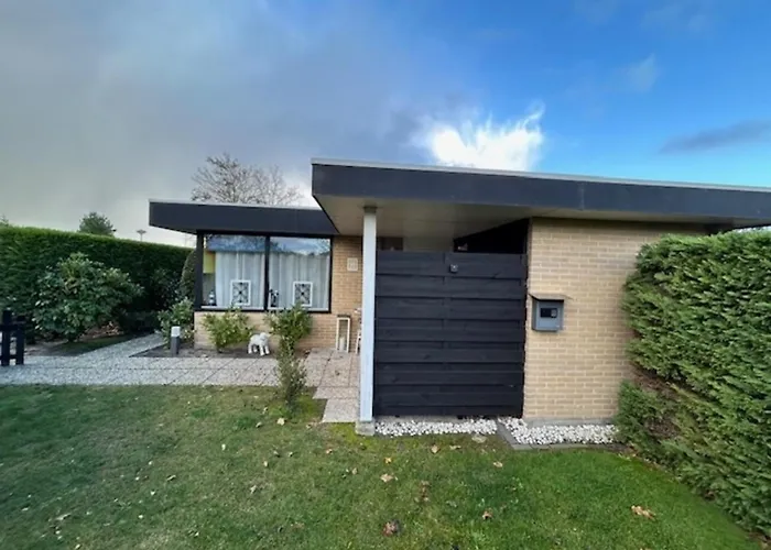 Ruhiger Nr 142 Bungalow, Strandnah Mit Grossen, Uneinsehbaren Garten, Terrassenueberdachung Sint Maartensvlotbrug