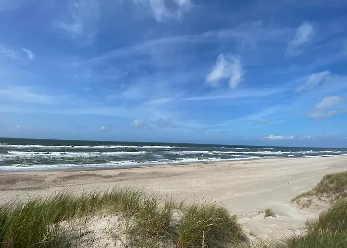 Ruhiger Nr 142 Bungalow, Strandnah Mit Grossen, Uneinsehbaren Garten, Terrassenueberdachung